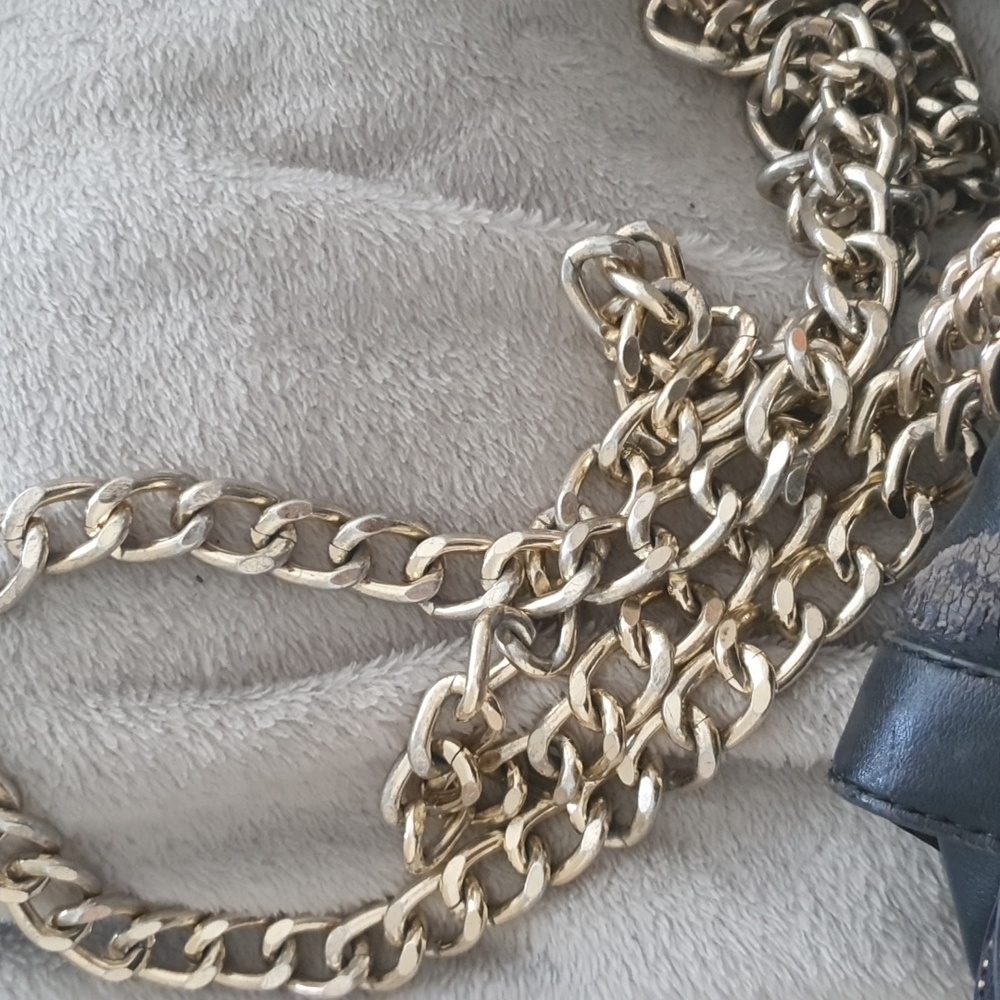a handbag with chains - Picture 2 of 5